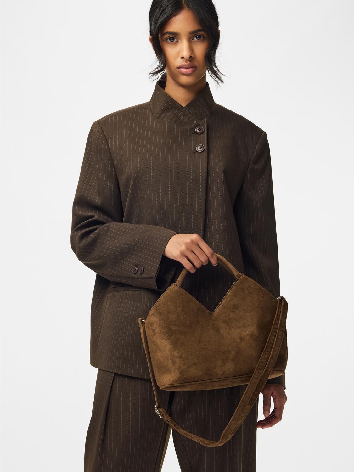 model_shot-front